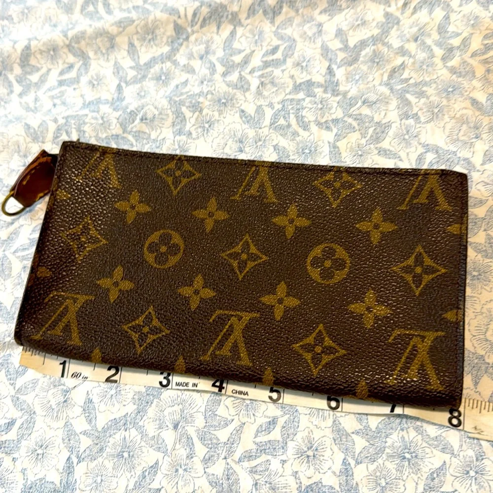 Louis Vuitton Brown and Gold Monogram Clutch size 8x4
